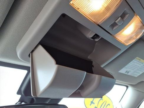 Used 2024 Nissan Frontier SV image 25