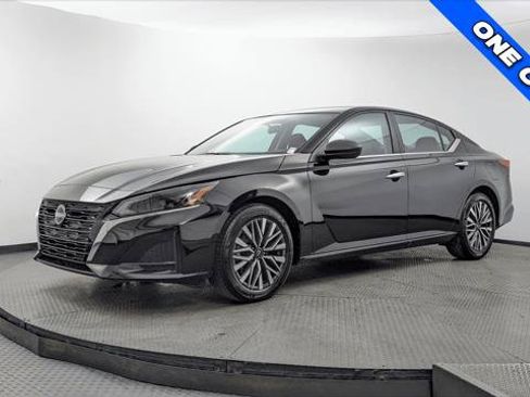 Used 2025 Nissan Altima 2.5 SV FWD image 2