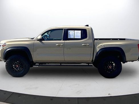 Used 2017 Toyota Tacoma SR5 w/ Tow Package image 6