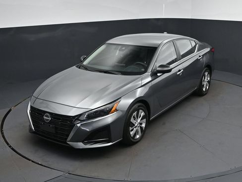 Used 2025 Nissan Altima 2.5 S FWD image 30