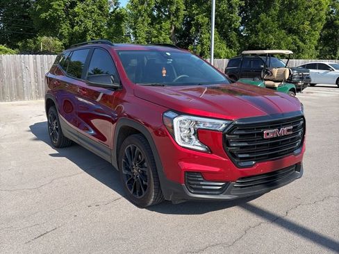 Used 2024 GMC Terrain SLE w/ Driver Convenience Package FWD image 3
