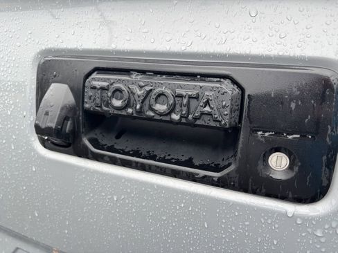 Used 2018 Toyota Tacoma TRD Sport w/ Technology Package AWD/4WD image 10
