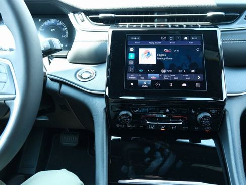 New 2025 Jeep Grand Cherokee L Laredo w/ Luxury Tech Group I image 19