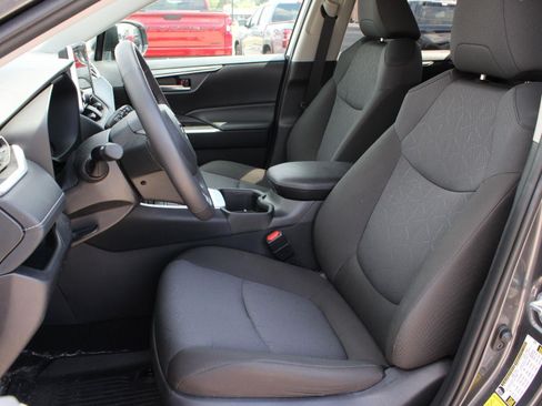 Used 2024 Toyota RAV4 XLE w/ Convenience Package AWD/4WD image 17
