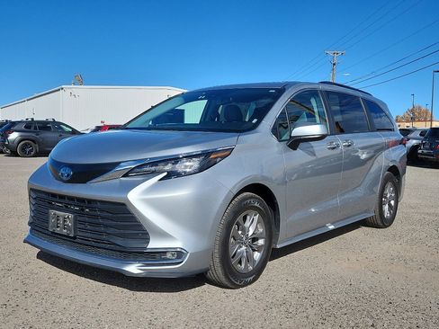 Used 2024 Toyota Sienna XLE image 1