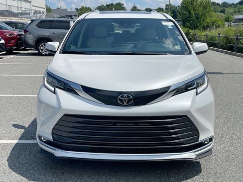Used 2026 Toyota Sienna Limited FWD image 12