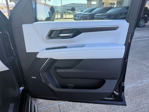 New 2025 Chevrolet Suburban Premier image 43