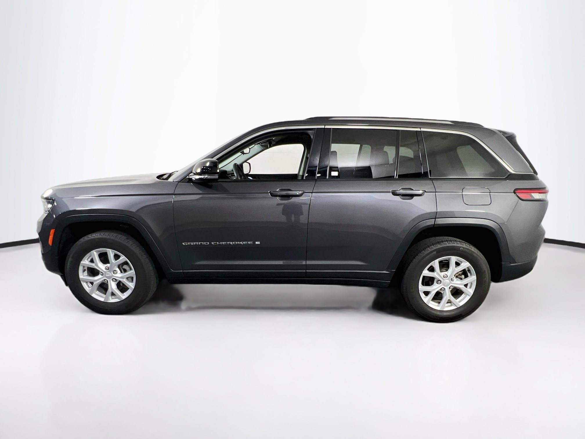 Used 2023 Jeep Grand Cherokee Limited AWD/4WD image 8