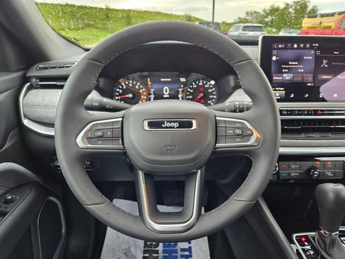 Used 2024 Jeep Compass Latitude AWD/4WD image 17