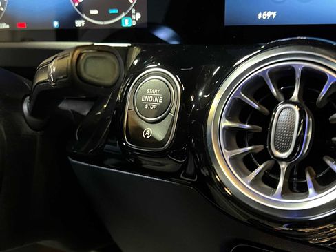 Used 2025 Mercedes-Benz GLA 250 4MATIC image 31