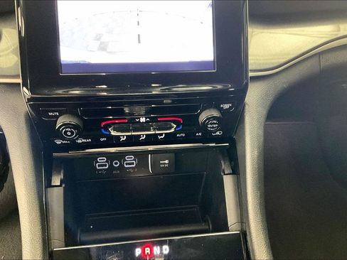 Used 2023 Jeep Grand Cherokee Laredo image 32