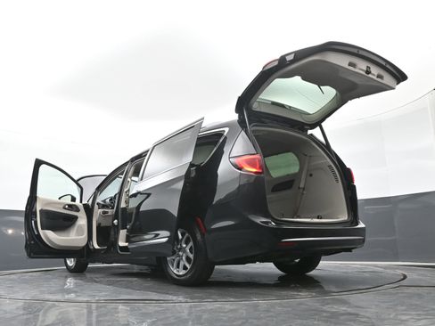 Used 2020 Chrysler Pacifica Touring-L image 51