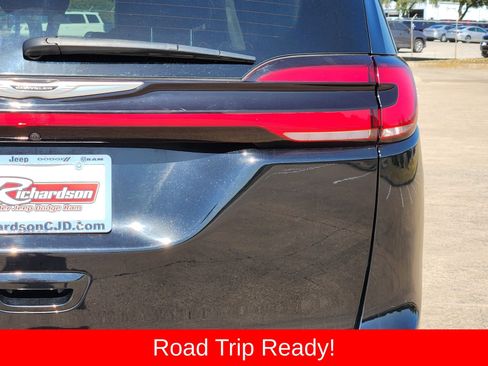 Used 2024 Chrysler Pacifica Touring-L FWD image 15