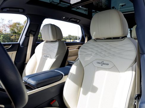 Used 2023 Bentley Bentayga Extended Wheelbase image 40