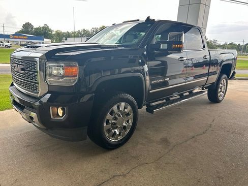 Used 2018 GMC Sierra 2500 Denali w/ Duramax Plus Package AWD/4WD image 4