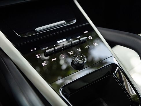 Certified 2025 Porsche Cayenne E-Hybrid AWD/4WD image 27