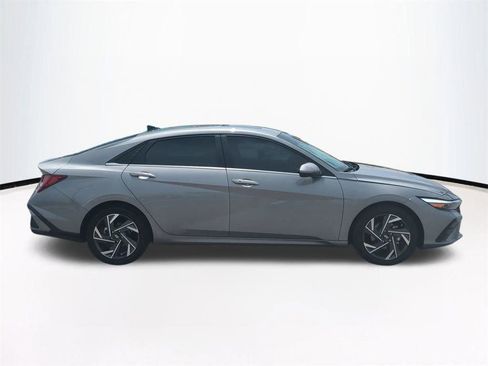 Used 2024 Hyundai Elantra SEL w/ Convenience Package FWD image 4