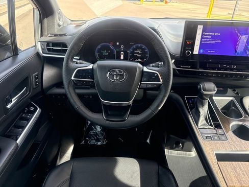 Used 2025 Toyota Sienna Limited image 13