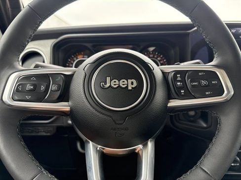 Used 2025 Jeep Wrangler Unlimited Sahara AWD/4WD image 18