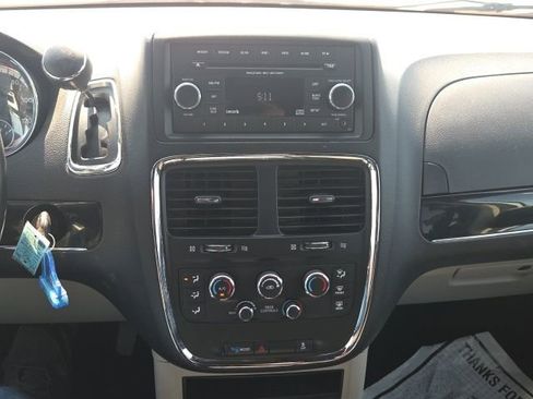 Used 2016 Dodge Grand Caravan SE image 27