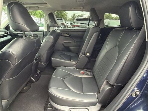 Used 2023 Toyota Highlander XLE FWD image 35