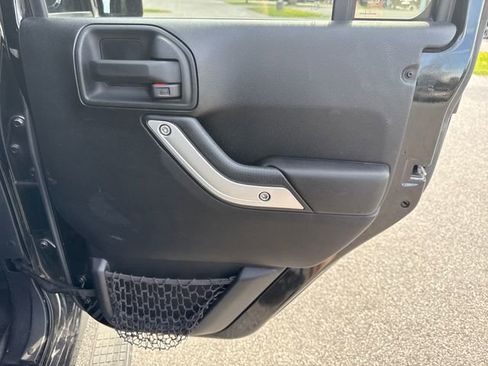 Used 2016 Jeep Wrangler Unlimited Rubicon w/ Connectivity Group AWD/4WD image 17