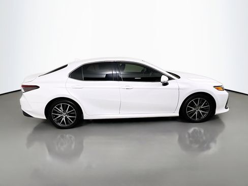 Used 2023 Toyota Camry XLE image 3