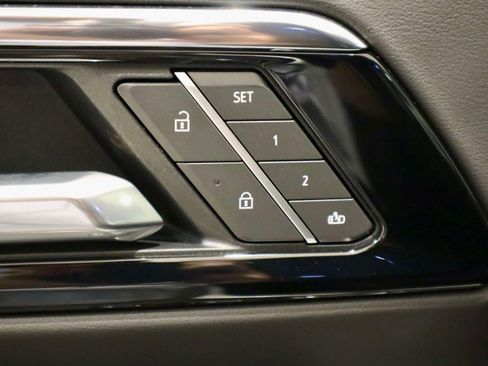 Used 2025 Chevrolet Tahoe High Country AWD/4WD image 25