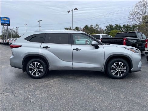 Used 2021 Toyota Highlander XLE AWD/4WD image 9