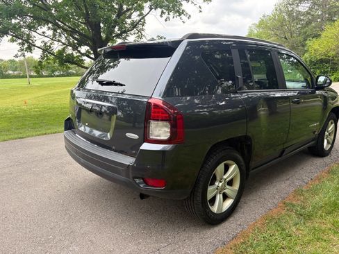 Used 2014 Jeep Compass Latitude w/ Sun/Sound Group AWD/4WD image 9