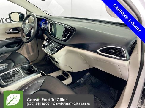 Used 2024 Chrysler Pacifica Touring-L image 30