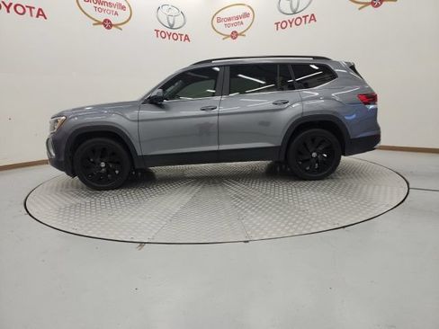 Used 2024 Volkswagen Atlas SE w/ Panoramic Sunroof Package FWD image 8