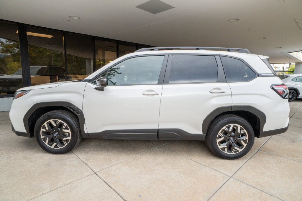 Certified 2025 Subaru Forester Premium AWD/4WD image 4
