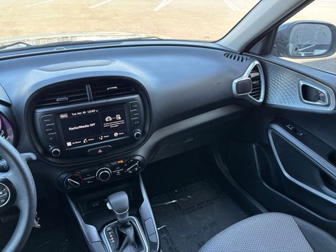 Used 2025 Kia Soul LX w/ LX Technology Package FWD image 32