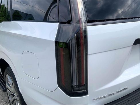 Certified 2026 Cadillac Escalade Platinum Sport AWD/4WD image 29