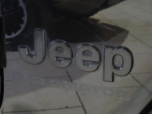 Used 2023 Jeep Gladiator Sport AWD/4WD image 9