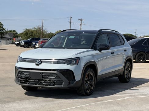 New 2026 Volkswagen Taos SE FWD image 8