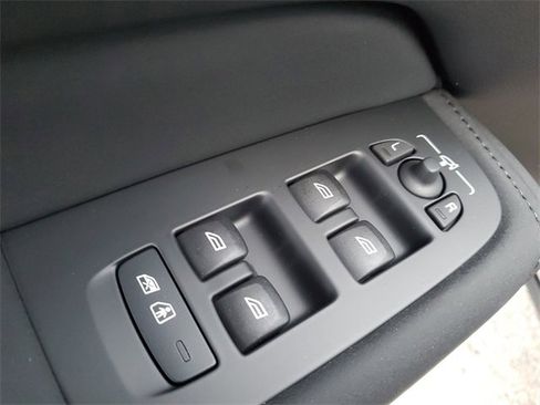 New 2026 Volvo XC60 B5 Ultra w/ Protection Package Premier image 19