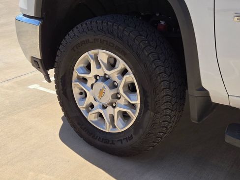 Used 2025 Chevrolet Silverado 2500 LT AWD/4WD image 16