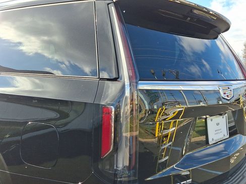 Certified 2024 Cadillac Escalade Premium Luxury image 11