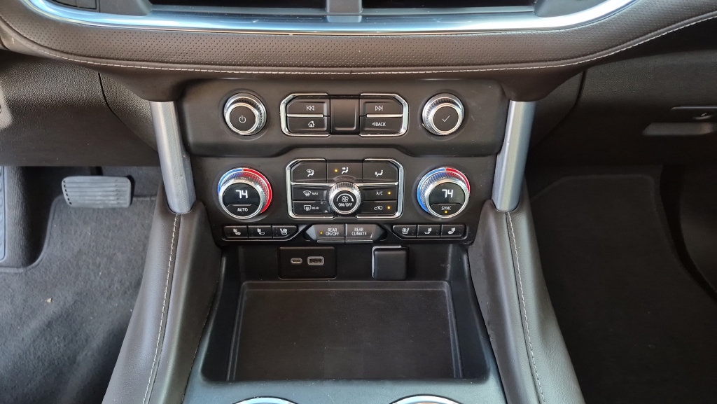 Used 2023 GMC Yukon XL SLT w/ SLT Luxury Package AWD/4WD image 17