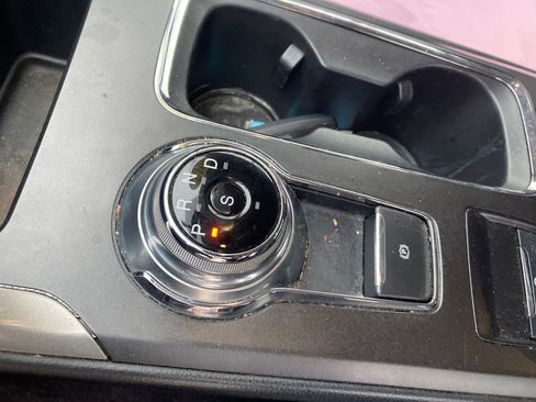 Used 2017 Ford Fusion SE w/ Fusion SE Technology Package image 28