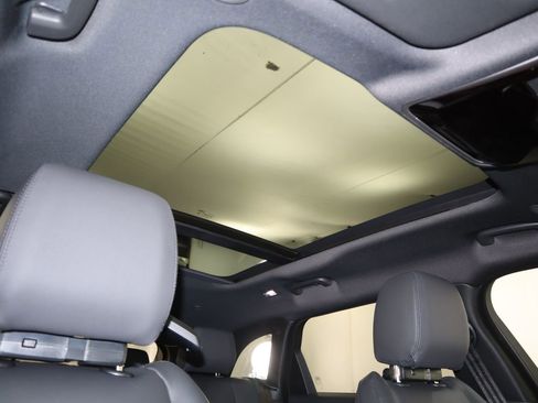 New 2026 Land Rover Range Rover Velar Dynamic SE image 19