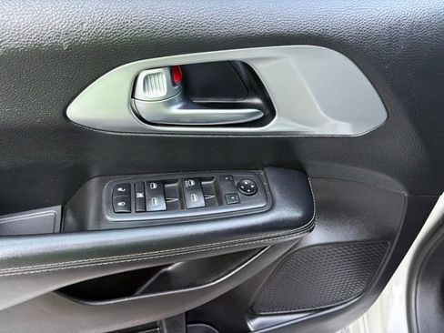 Used 2019 Chrysler Pacifica Touring Plus FWD image 10