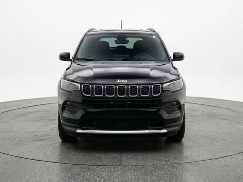 Used 2025 Jeep Compass Latitude image 2