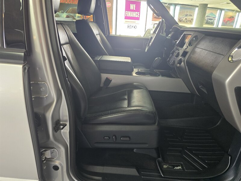 Used 2017 Ford Expedition XLT w/ Equipment Group 202A RWD image 19