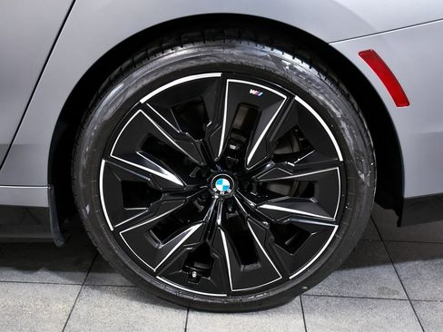 Used 2023 BMW i7 xDrive60 image 8