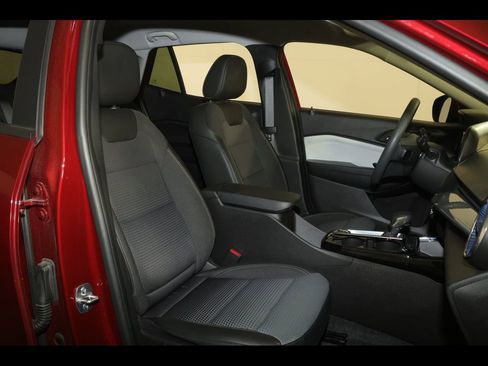Used 2025 Chevrolet Trax LT FWD image 27