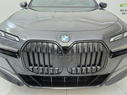 Used 2023 BMW 740i w/ Parking Assistance Package RWD image 8