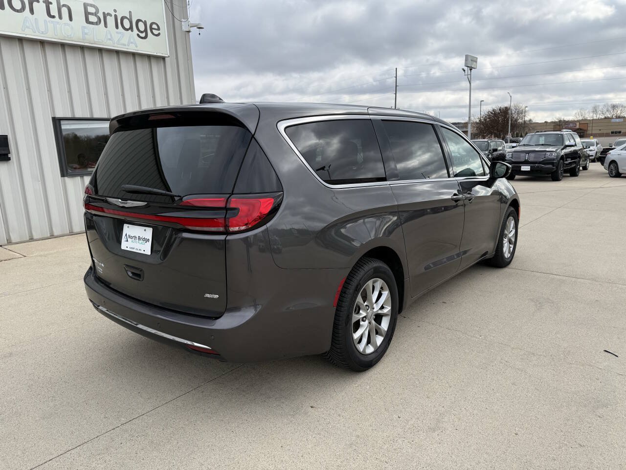 Used 2023 Chrysler Pacifica Touring-L AWD/4WD image 4